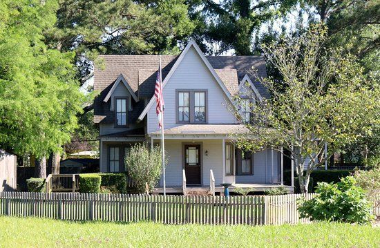 Frank J. Brown Heritage Museum and Barn